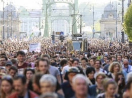 В Будапеште тысячи людей вышли в поддержку основанного Соросом университета