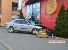В Николаеве "Mazda" врезалась в ресторан "Пекин" (ФОТО, ВИДЕО)