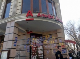 В Одессе "борцы с российским капиталом" замуровали "Альфа-банк", а у "Сбербанка" оставили манекен с коктейлем Молотова