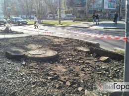В Николаеве начали ремонтировать "взрыхленный" тротуар возле церкви на Садовой