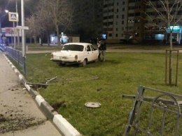 Загадочный перекресток: в Харькове водители под кайфом дважды за ночь снесли новый забор