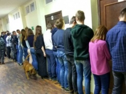 В Петербурге полицейские поставили школьников лицом к стенке во время проверки