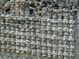 Жуткую стену из человеческих черепов нашли в центре Мехико