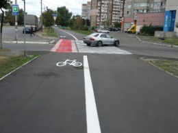 В Киеве появилась красно-белая разметка для велосипедистов