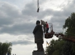 В Харьковской области снесли еще один памятник Ленину