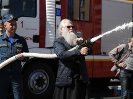 Крымские священники в преддверии Пасхи научились пользоваться брандспойтом