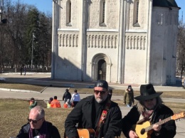 Борис Гребенщиков дал мини-концерт у Дмитриевского собора во Владимире