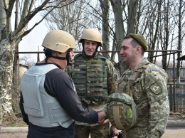 Иностранные советники стратегического уровня пообщались с украинскими бойцами в зоне АТО
