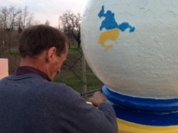 В Запорожье активист решил покрасить еще два шара на площади Поляка, - ФОТО