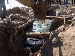 В Турции из-под земли выкопали заминированный автомобиль