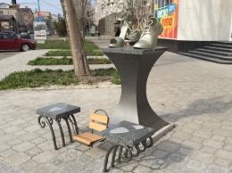 В Бердянске установили памятник обуви (ФОТОФАКТ)