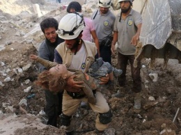 Подвергшийся атаке химическим оружием город в Сирии опять обстреляла авиация - Reuters