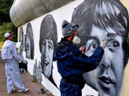 Художники из РБ рисуют в парке Сочи портреты четверки из группы The Beatles