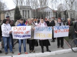 У стен исполкома проходит митинг в поддержку мэра Покровска Руслана Требушкина