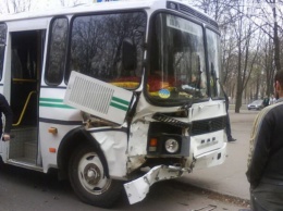 В Днепропетровской области джип врезался в автобус ритуальной службы