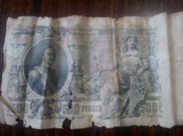 На крыше дома в Мелитополе нашли деньги царских времен (фото)