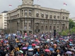В Сербии массовые митинги против новоизбранного президента
