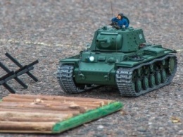На 411-ю батарею съехались миниатюрные танки со всей Украины