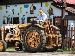 Венгерский тракторист сделал трактор из дерева - катать жену