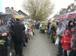 Во дворе собора сотни прихожан освящали вербу и покупали детские поделки (фото)