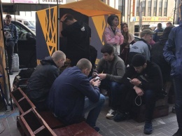 Радикалы под "Сбербанком" в Киеве добавили еще палаток и слушают украинский рок