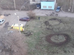 В Воронеже водители детских реанимобилей устроили дрифт у больницы