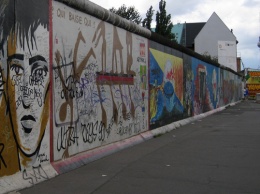 Берлинскую стену оградят от туристов забором