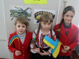 Школьники Бахмута провели флеш-моб «С Украиной в сердце» (ФОТО)