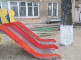 В Харькове коммунальщики построили для детей горку со спуском в дерево (ФОТО)