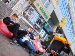 Блокирование банка в Одессе оказалось политической агитацией: активисты установили палатки у входа и раздают буклеты