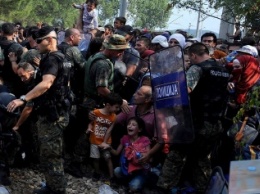 Тысячи мигрантов прорвали полицейский кордон на границе Греции с Македонией