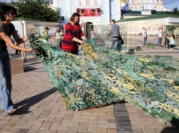 Как в Киеве сплели гигантскую маскировочную сеть (фото)