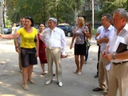 Мэр Запорожья проверил ход ремонтов в Шевченковском районе