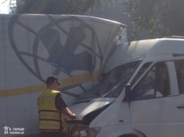 В Запорожье "ашановская" маршрутка врезалась в грузовик: 11 потерпевших