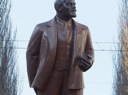 В Запорожской области сняли 2-метровую скульптуру Ленина