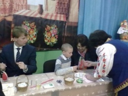 В Мирнограде чиновникам раскрыли премудрости росписи пасхальных яиц (ФОТО)