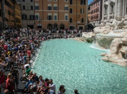 За год туристы накидали в фонтан Треви более миллиона евро
