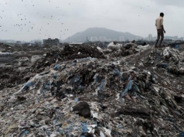 На Шри-Ланке гора мусора погребла лачуги