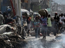 На Шри-Ланке горящий мусор обвалился на жилые дома, есть погибшие