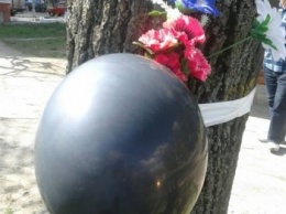 Пенсионеры принесли цветы террористам, погибшим при штурме военной части в Мариуполе в 2014 году