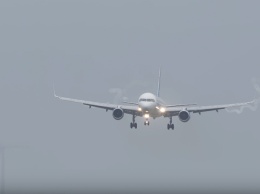 Штормовой ветер в аэропорту Амстердама вынудил самолеты садиться «крабом»