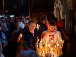 Как политики куличи святили: Яценюк пришел в храм с охраной, а Ляшко устроил фотосессию со свечой