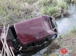 ДТП на Ровенщине: ВАЗ 2104 вылетел с моста в канаву - водитель сбежал. ФОТО+видео