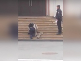 На Ставрополье полицейские отказались помогать безногому подняться по лестнице в отделение