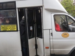 Одесса: Водитель маршрутки прищемил дверьми пассажира и продолжил движение (ФОТОФАКТ)