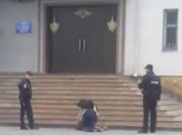 Полицейские в РФ по-фашистски поиздевались над безногим. ВИДЕО