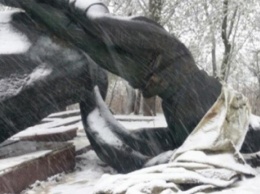 На Днепропетровщине вандалы порезали памятник Неизвестному офицеру