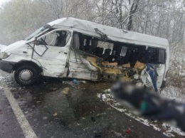 Вылетел с моста, перевернулся рейсовый автобус, занесло: в Харькове за сутки произошло шокирующее количество ДТП (ФОТО)