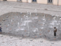 Мокрое пятно вместо фонтана и кривая плитка - "новая" Мытная площадь во Львове