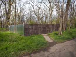 Жена владельца пиццерии снесла общественный туалет в парке Шевченко и что-то строит на его месте